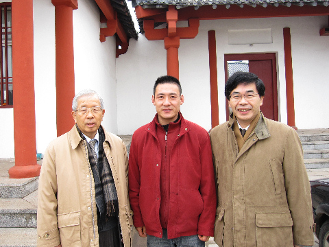 2012年12月 徐福祠(じょふくし)にて左:水野社長 中:徐 江田氏 右:白羽一茂取締役
