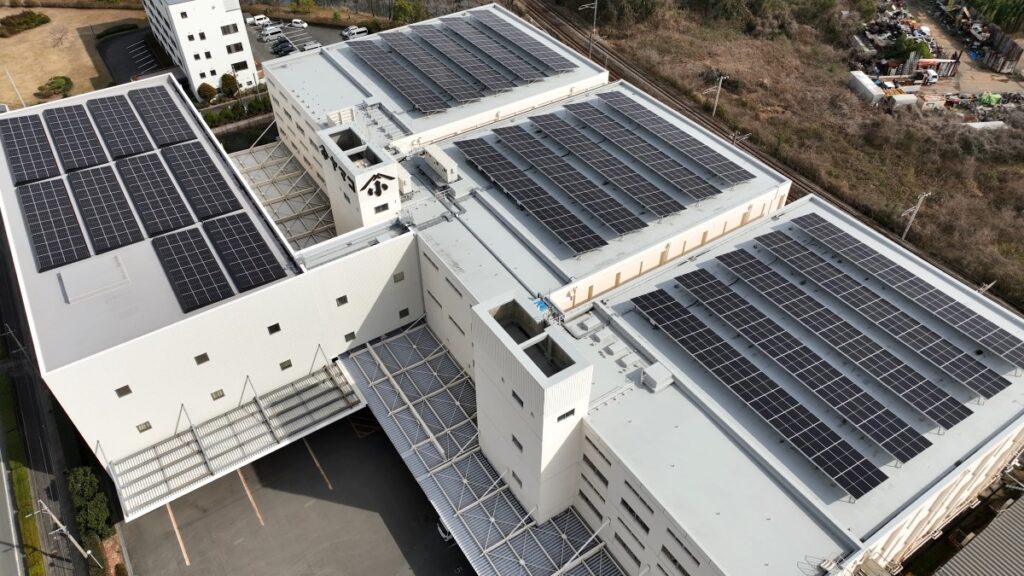 工場の太陽光パネル